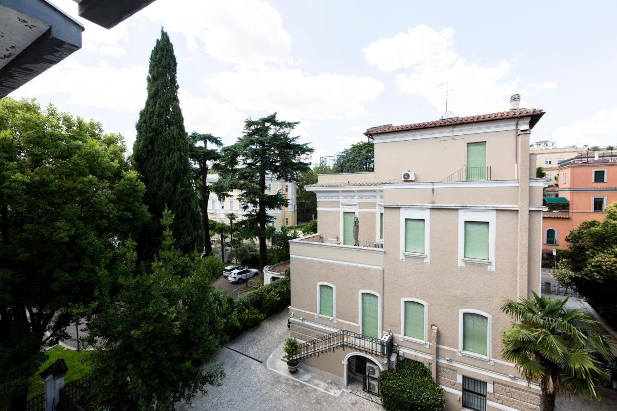 Apartment With Parking - Borghese